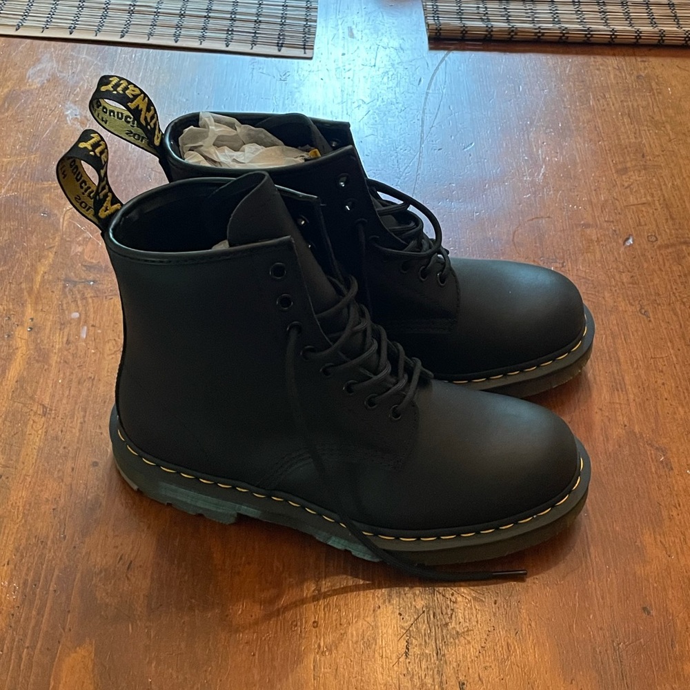 new unworn doc martens men’s 9 women’s 10